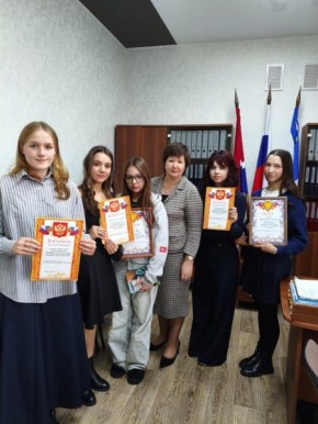 Председатель Общественного Совета при УМВД России по Амурской области, директор МАОУ «Лицей №11 г. Благовещенска» Наталья Гаврилко вручила Дипломы и Благодарственные письма ученицам своего образовательного учреждения за...