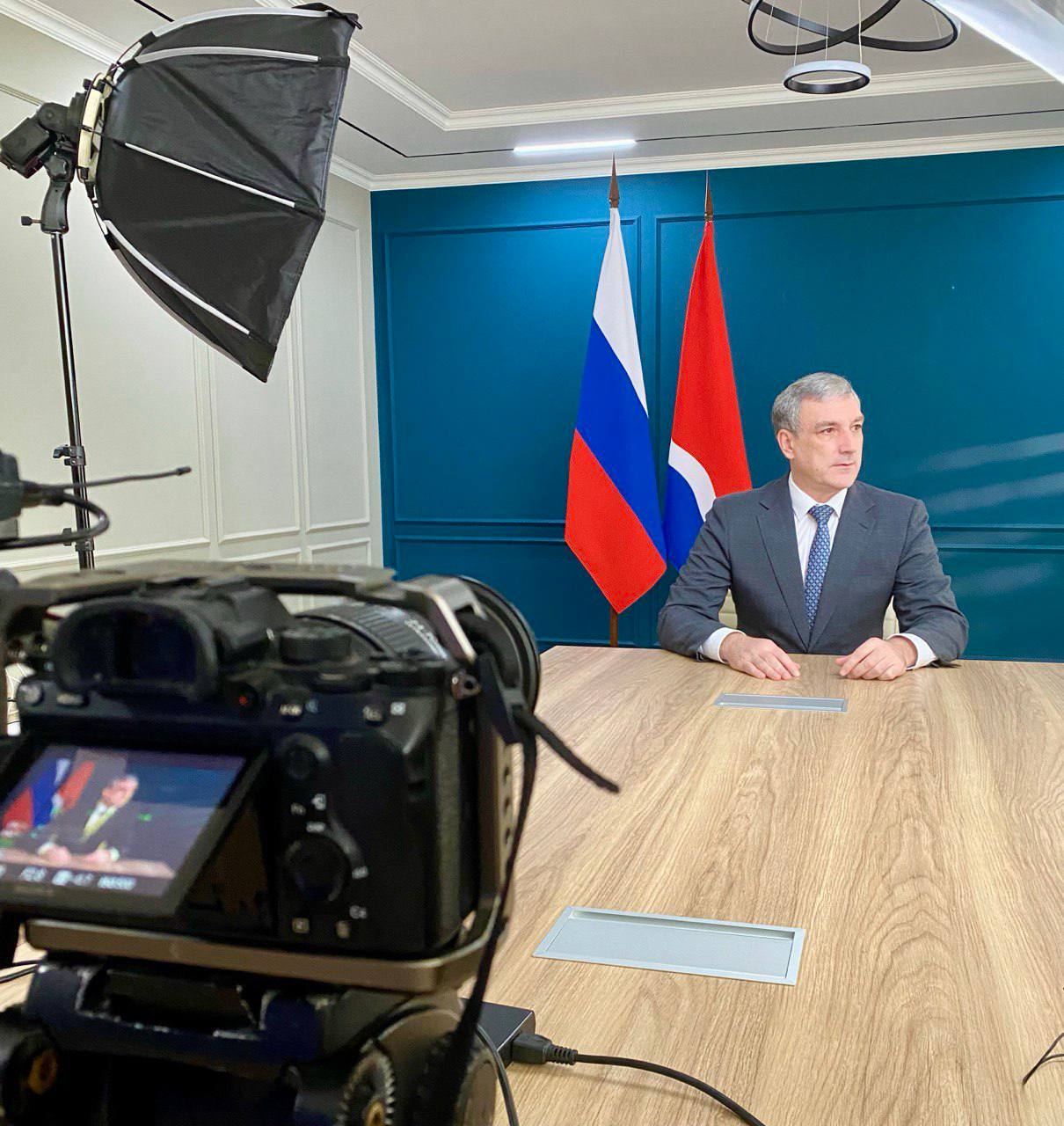 Уже через 10 минут, в 12:00, начнется прямой эфир губернатора Амурской области Василия Орлова