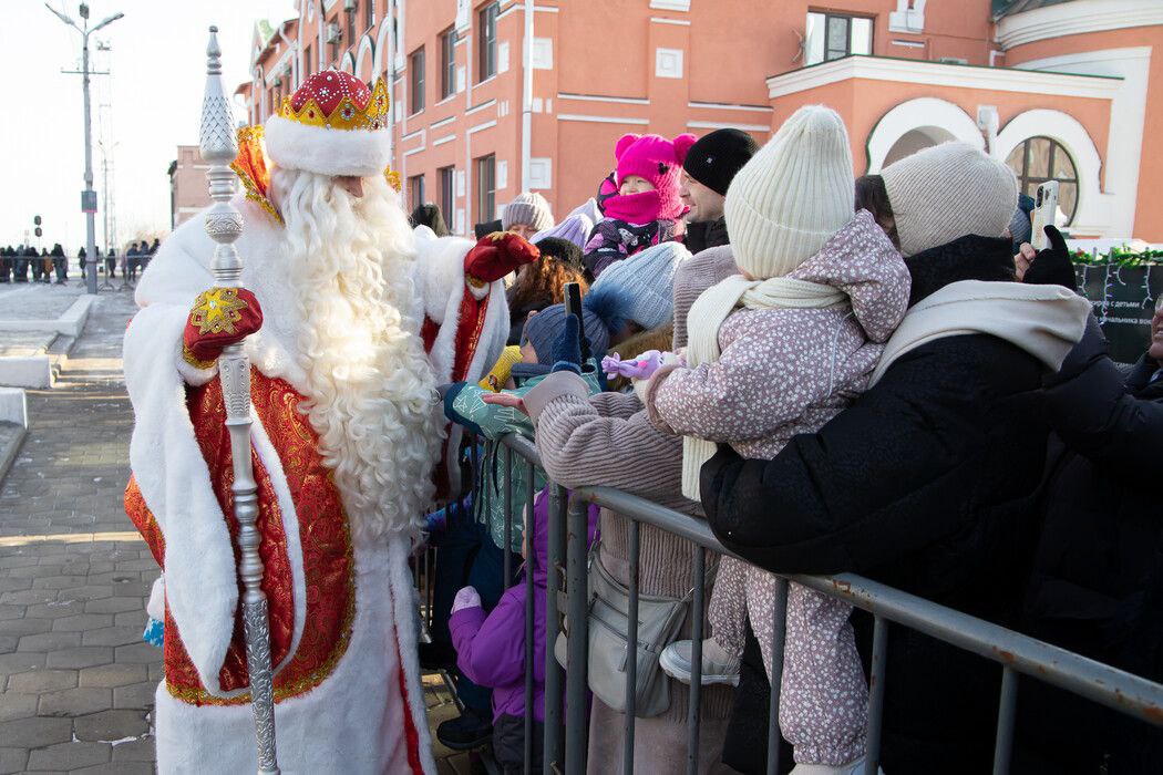 В амурской столице во вторник, 25 ноября, встретили поезд Деда Мороза