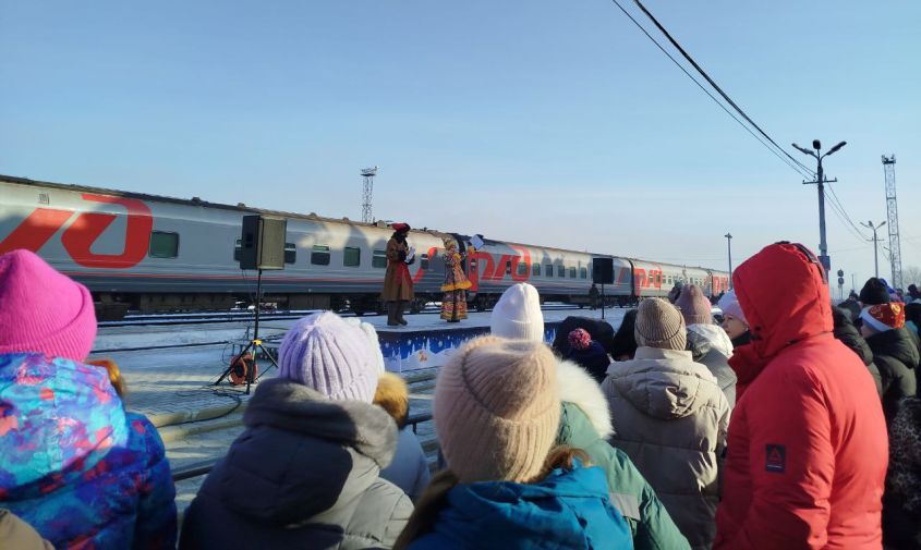 Поезд Деда Мороза опоздал в Благовещенск, оставив замерзших детей и возмущенных родителей в ожидании