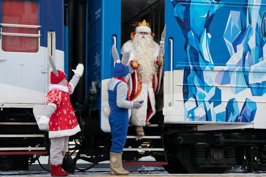В амурской столице во вторник, 25 ноября, встретили поезд Деда Мороза В амурской столице во вторник, 25 ноября, встретили поезд Деда Мороза