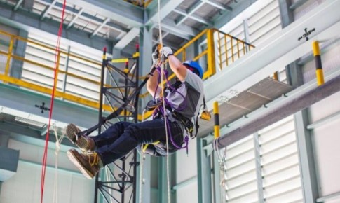 Опасная высота: на строительных работах в аэропорту Благовещенска мастера не обеспечили страховкой