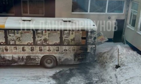 Огонь тушил педагог: около школы в Благовещенске горел передвижной музей «Автобус Победы»