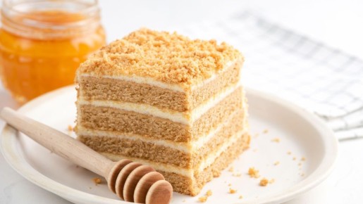 Пальчики оближешь: приготовьте «ленивый» медовик, если гости уже на пороге