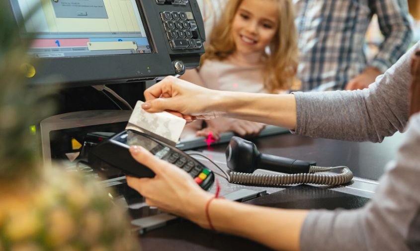 Продавец из Чигирей получила штраф за кражу из кассы почти 280 000 рублей