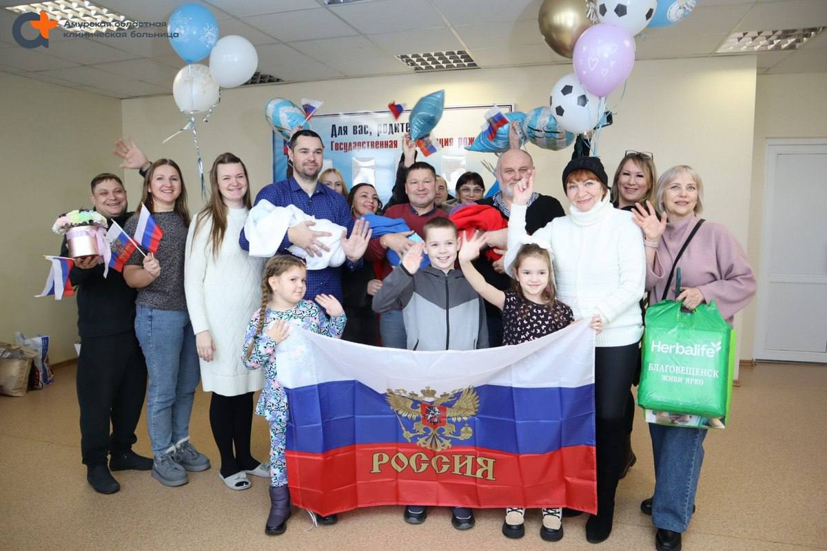 В Благовещенске из роддома выписали феноменальную тройню В Благовещенске из роддома выписали феноменальную тройню