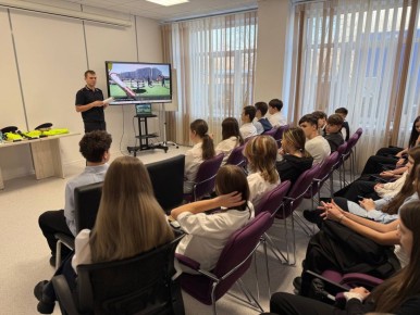 На базе Семейного МФЦ «Семья 28» сотрудники Госавтоинспекции организовали для учащихся школы №16 увлекательное мероприятие, посвященное Правилам дорожного движения и дорожной безопасности