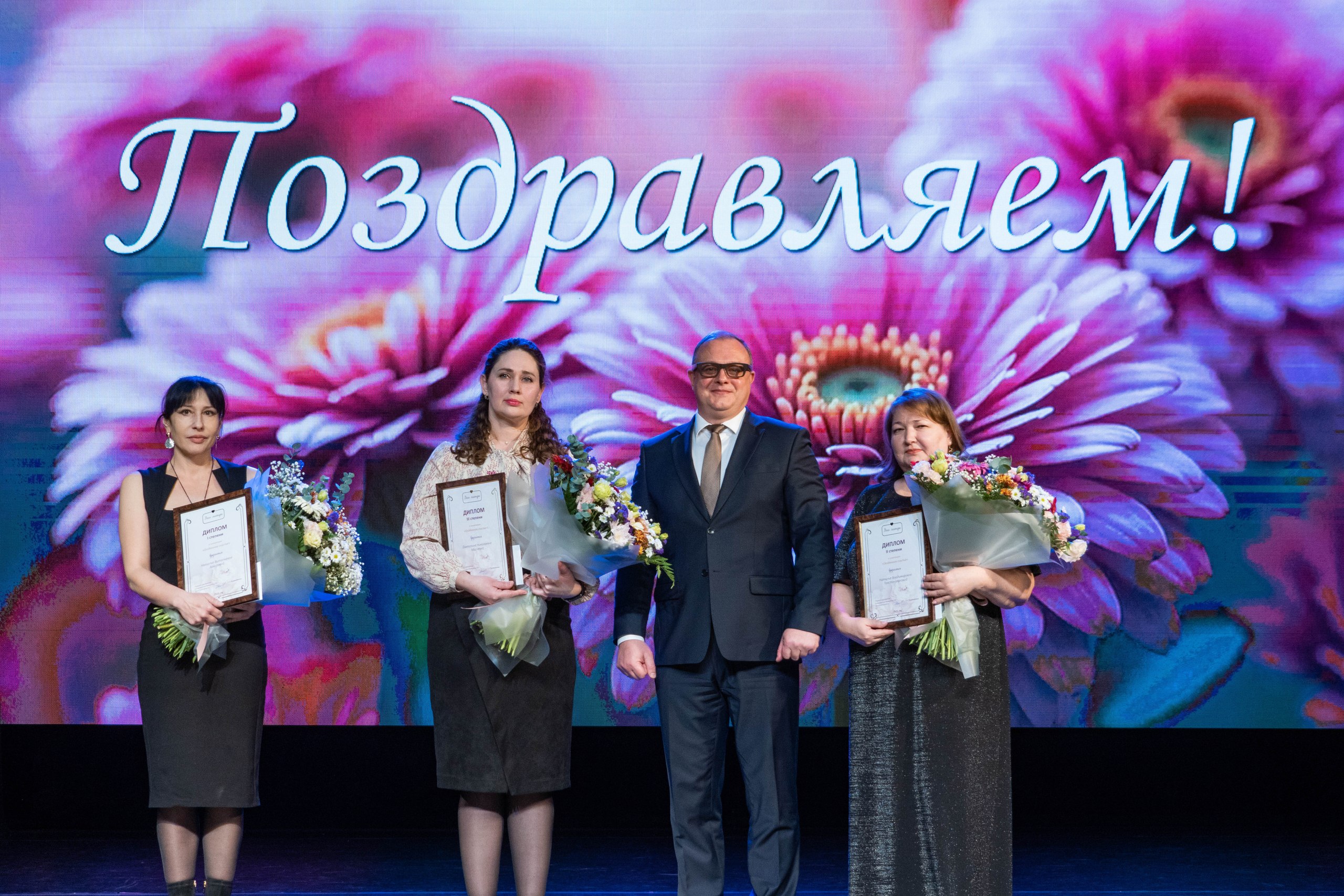 Евгений Тюхаев поздравил женщин Амурской области с Днём матери