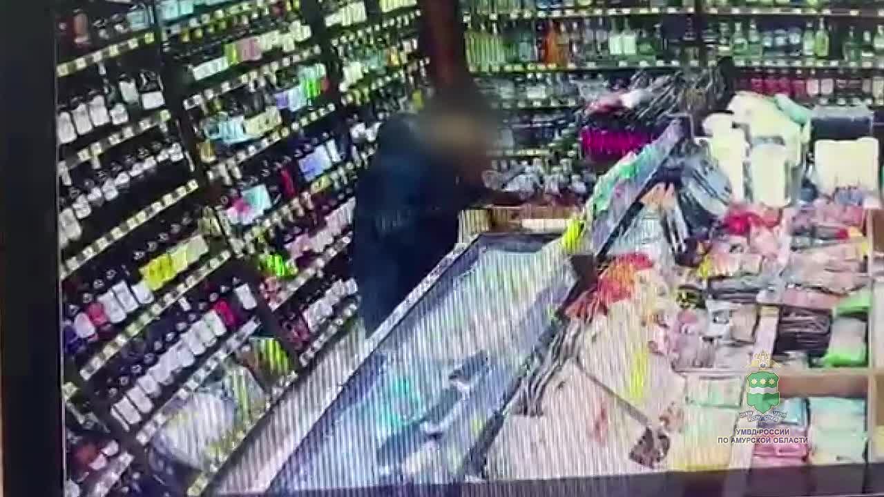 Бдительные сотрудники: благовещенцу не удалось вынести из магазина под курткой дорогой виски