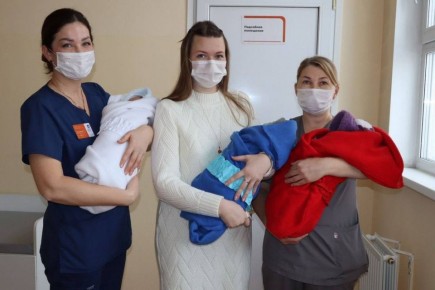 В Благовещенске из роддома выписали феноменальную тройню