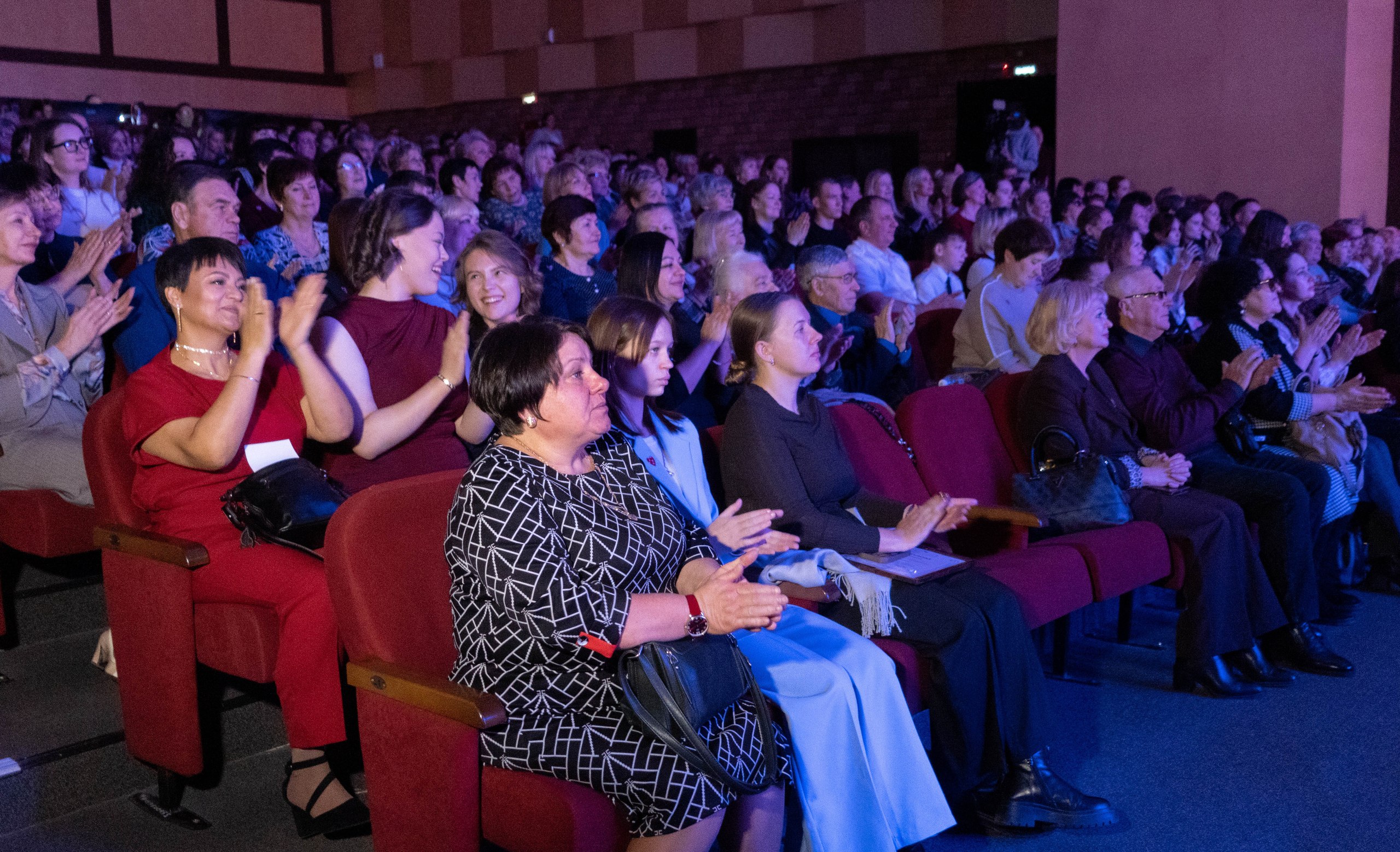 Евгений Тюхаев поздравил женщин Амурской области с Днём матери Евгений Тюхаев поздравил женщин Амурской области с Днём матери