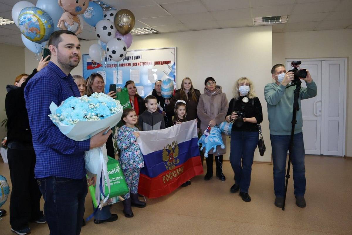 В Благовещенске из роддома выписали феноменальную тройню В Благовещенске из роддома выписали феноменальную тройню