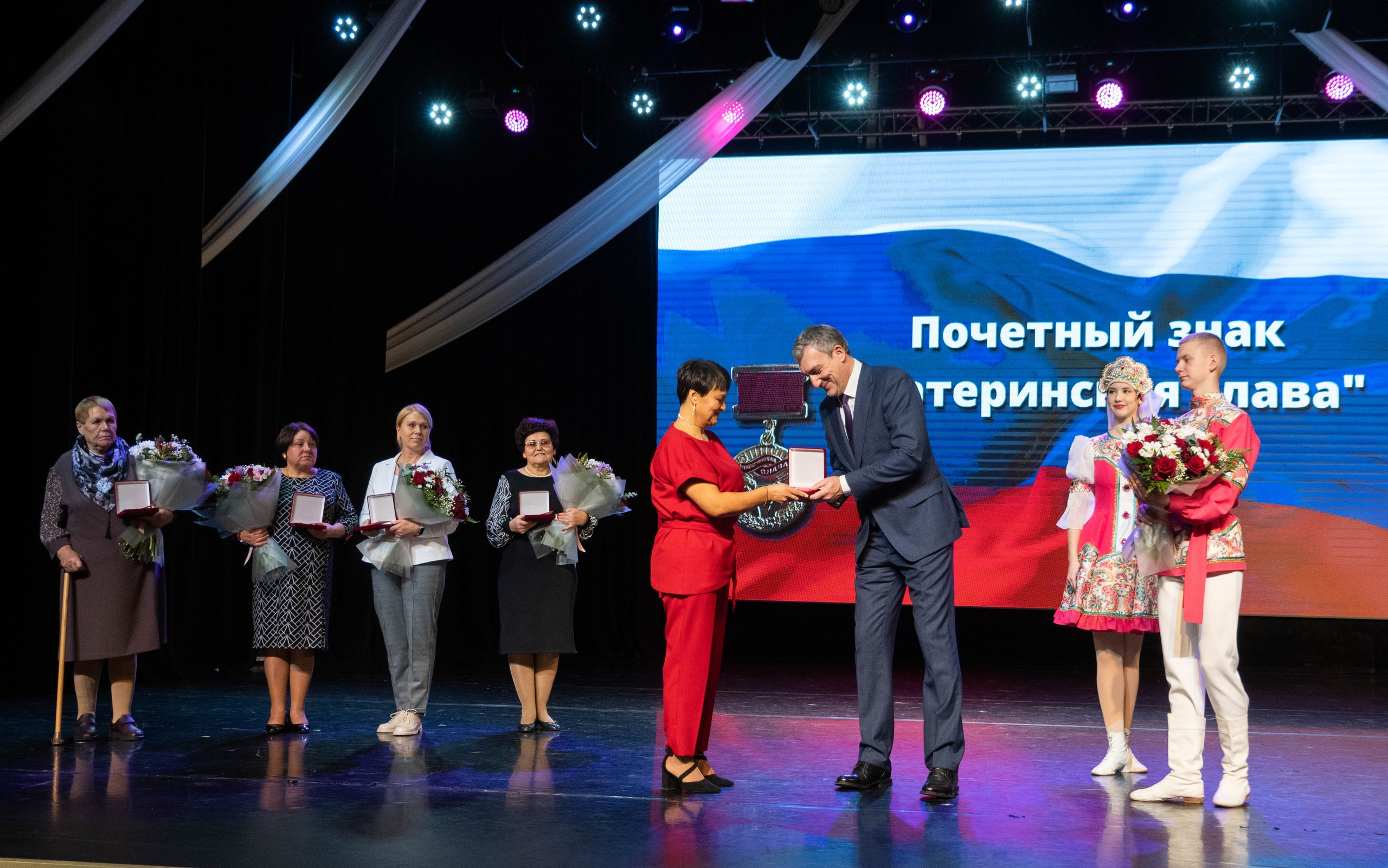 Евгений Тюхаев поздравил женщин Амурской области с Днём матери Евгений Тюхаев поздравил женщин Амурской области с Днём матери