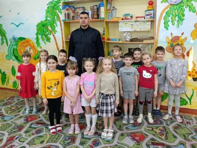 Сотрудники отделения Госавтоинспекции ОМВД России «Ивановский» провели познавательное мероприятие для воспитанников детского сада «Буратино»