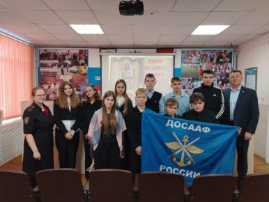 Полицейские и общественник встретились с учащимися Куропатинской школы