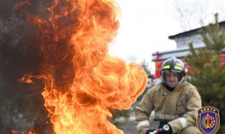 В Свободном пожарные тушили гараж и находившийся внутри автомобиль