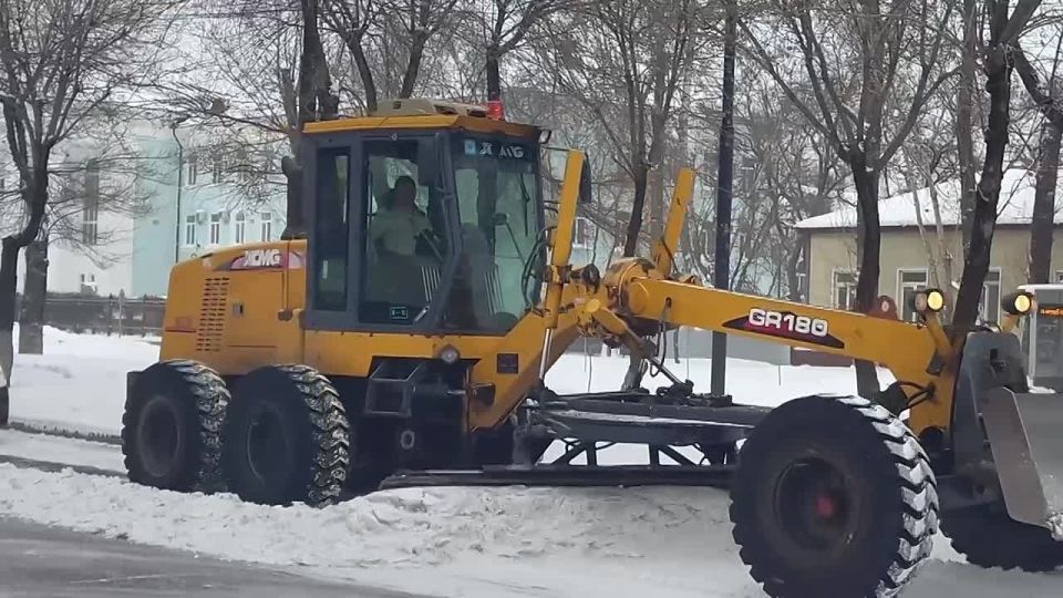 Работают в две смены: как в Благовещенске борются со снежным циклоном