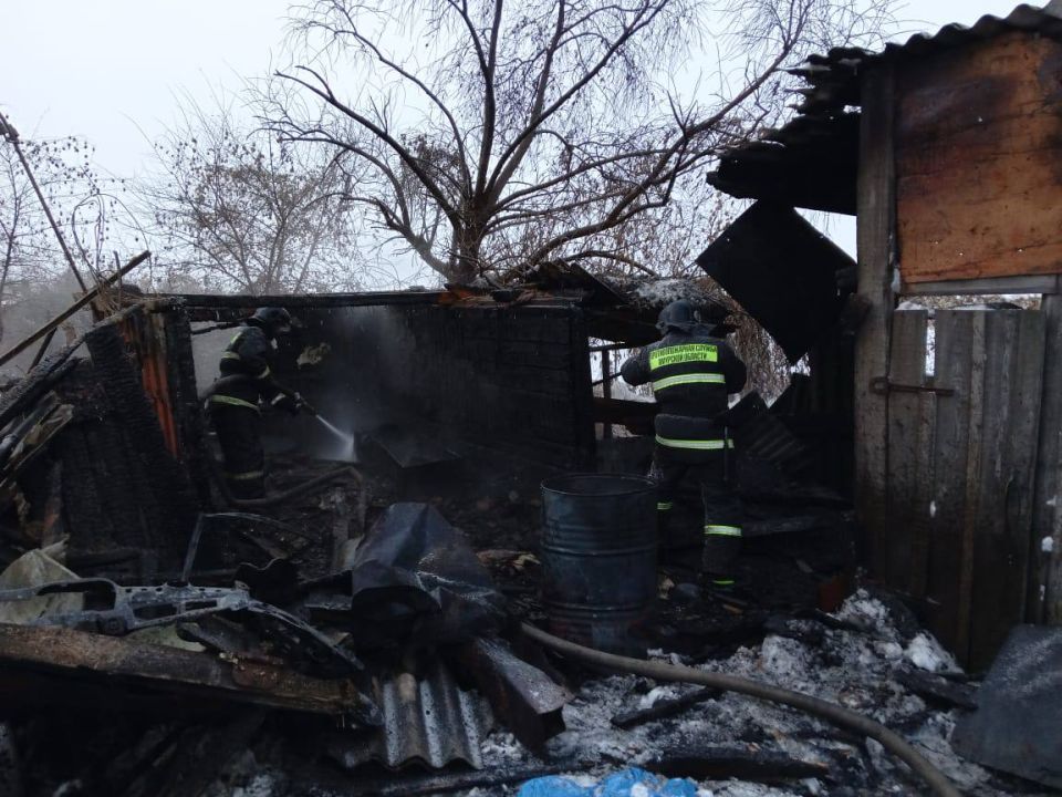 В амурском селе пожарные не допустили распространение огня с горевшего здания