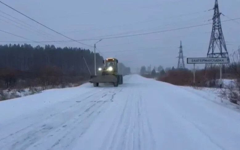 В ликвидации последствий снежного циклона на региональных трассах задействованы около 80 единиц техники и 20 дорожных рабочих