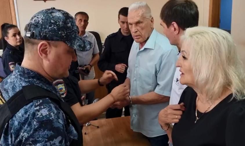 Благовещенский городской суд сегодня, 1 декабря, вынес постановление освободить генерального директора «Строительной компании № 1», почетного гражданина Благовещенска Александра Синькова от отбывания основного наказания, то...