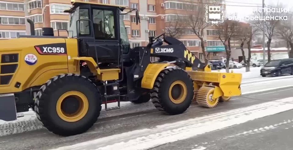 Почти 50 километров проезжей части, больше ста км тротуаров и 350 тонн противогололедного материала: коммунальщики борются с последствиями снегопада