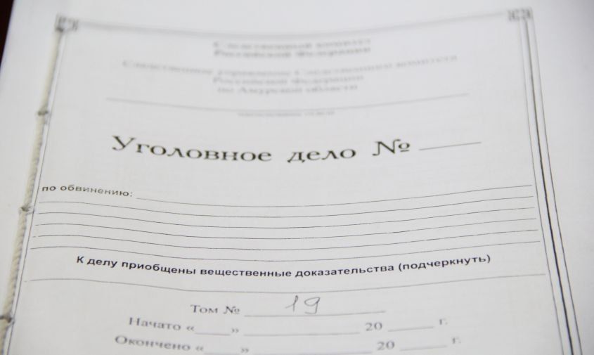 Продолжил бить лежачего: амурчанин напал на своего дядю и сломал ему плечо кочергой