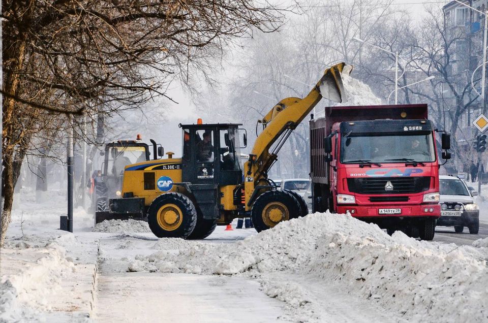 С начала снегопада с улиц Благовещенска вывезли 4 тысячи тонн снега и расчистили 70 километров дорог и тротуаров