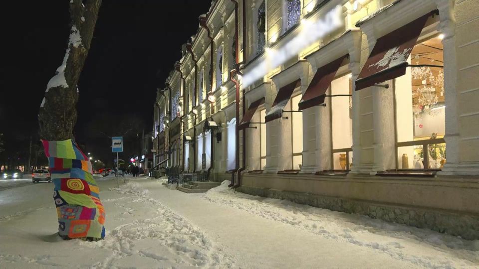 Где можно увидеть героев народных сказок и былин под яркими огнями гирлянд? Конечно же, на городской площади, которую празднично оформили в русском стиле