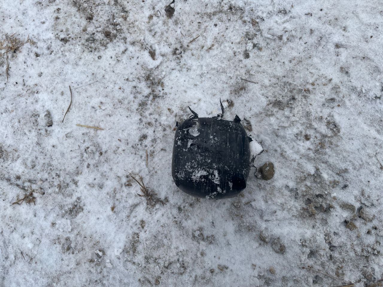 Осмотрев упаковку, автоинспекторы обнаружили в ней вещество тёмного цвета со специфическим запахом, вызвавшее у них обоснованные подозрения