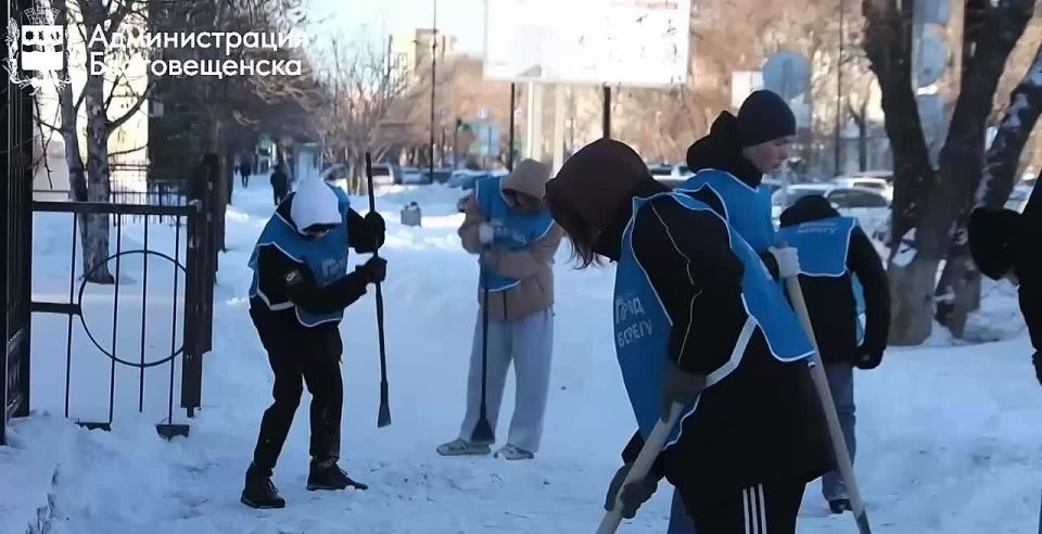 Больше 4 тысяч тонн снега, 70 км дорог и мобильные бригады: областной центр избавляют от снега