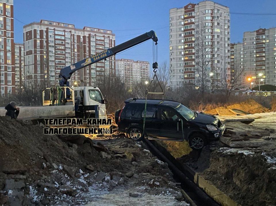 Иномарка «залетела» в перекоп на Студенческой, где накануне коммунальные службы проводили замену труб на теплосетях