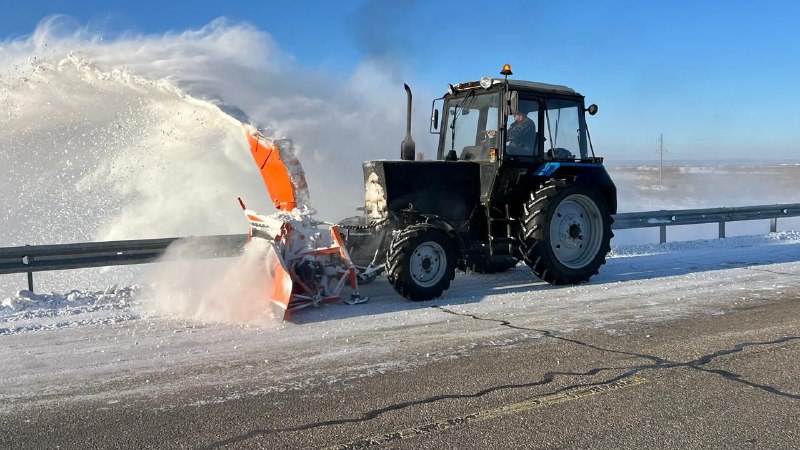 Уборку снега продолжат: не все водители убрали транспорт с дороги к мосту через Амур Уборку снега продолжат: не все водители убрали транспорт с дороги к мосту через Амур