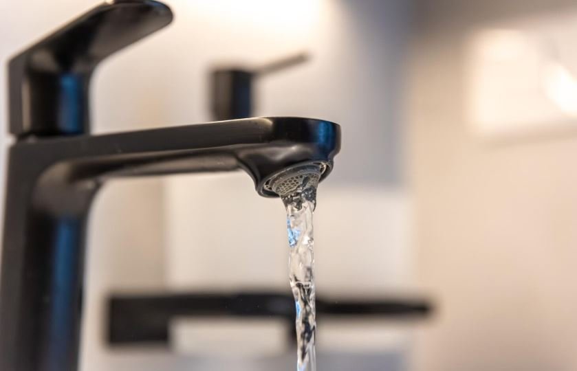 В Белогорске на улице Кирова произошло сразу два порыва на сетях водоснабжения