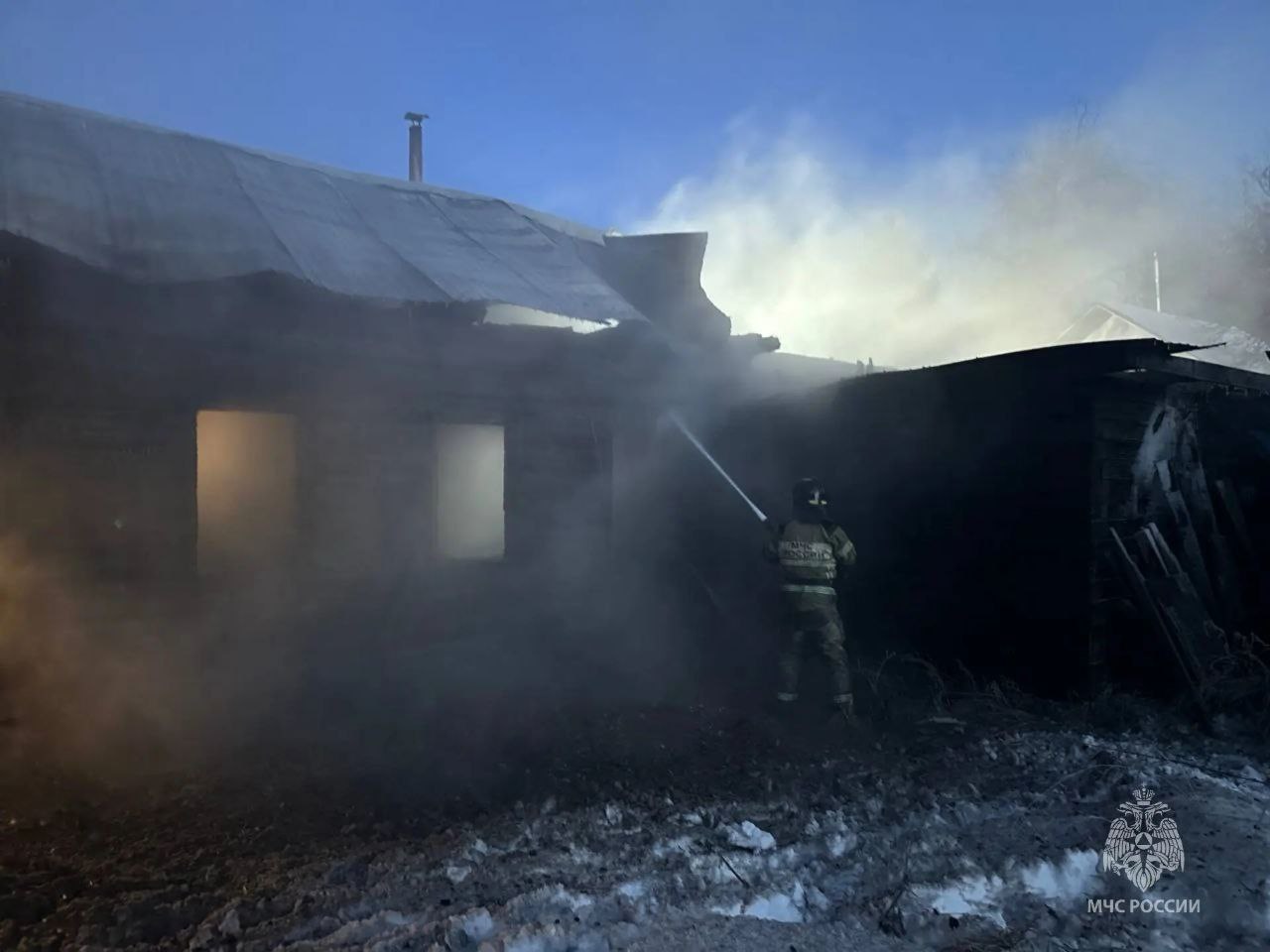 Поздно вызвали спасателей: в пожаре в Свободном погибли двое мужчин Поздно вызвали спасателей: в пожаре в Свободном погибли двое мужчин