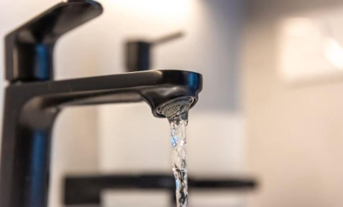 В Белогорске устраняют очередной порыв на сетях водоснабжения