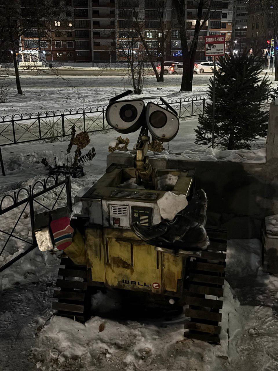 Многие из вас наверняка знакомы с очаровательным роботом Валли — героем одноимённого мультфильма, который покорил сердца зрителей своей добротой, любознательностью и неутомимым стремлением сделать мир лучше