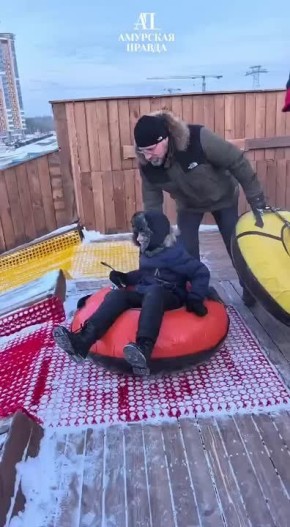 «Прокатился бы раз сто»: благовещенцы протестировали новую городскую горку для тюбинга