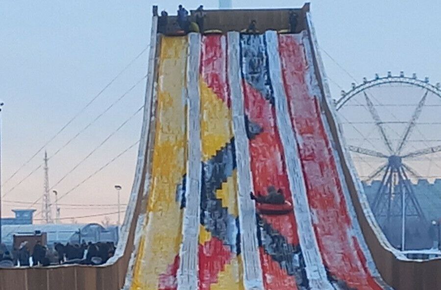 Горожане получили подарок к Новому году: в воскресенье, 7 декабря, в Благовещенске открылась для катания тюбинговая горка, установленная на центральной площади