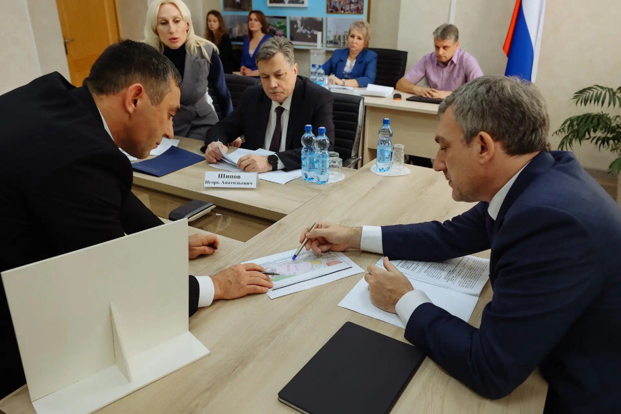 Возле военного госпиталя в Благовещенске обустроят парковку и пешеходный переход