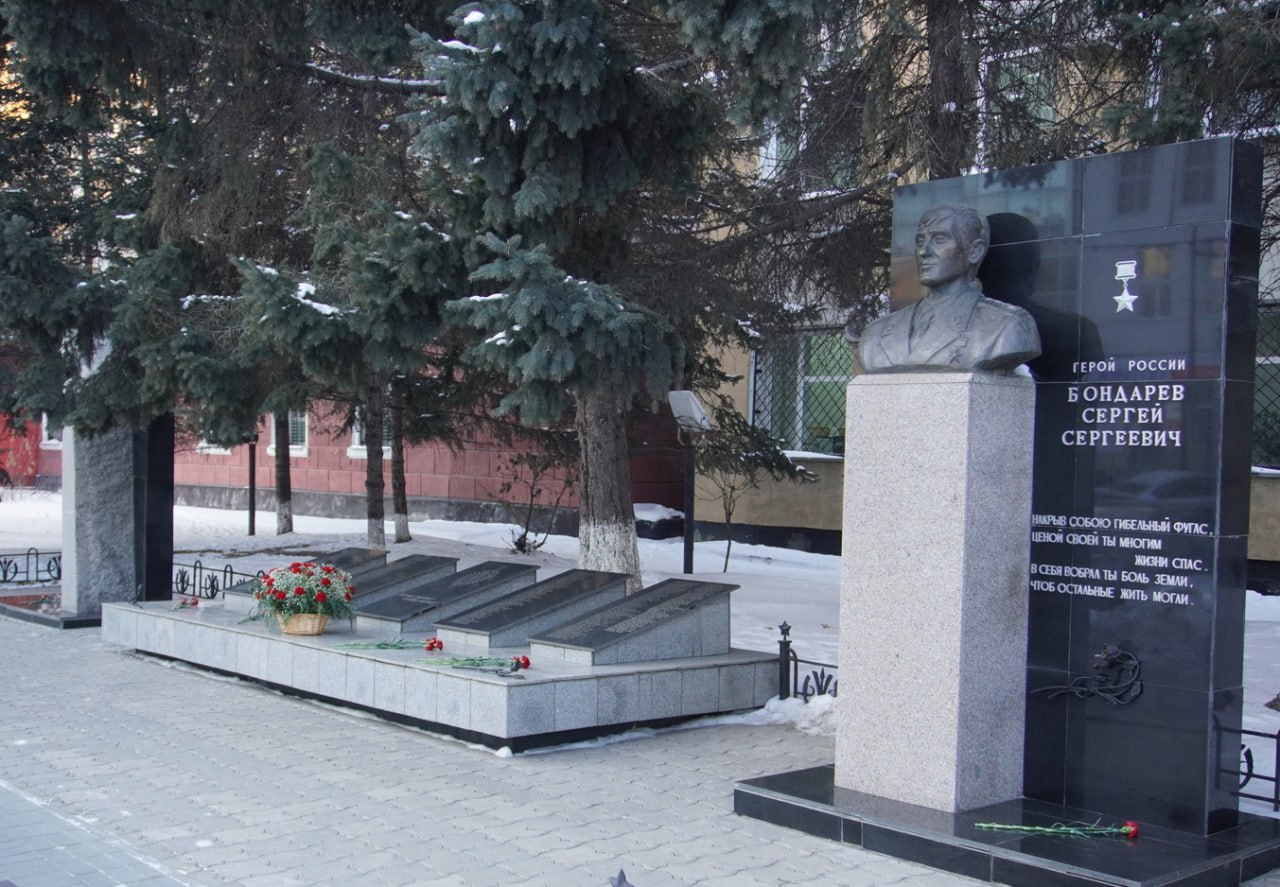 В День Героев Отечества руководители областного УМВД почтили память погибших сотрудников В День Героев Отечества руководители областного УМВД почтили память погибших сотрудников