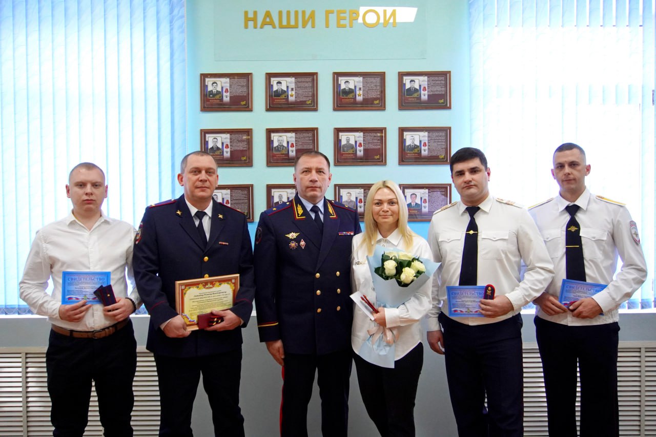 В памятную дату амурским полицейским вручили офицерские погоны В памятную дату амурским полицейским вручили офицерские погоны