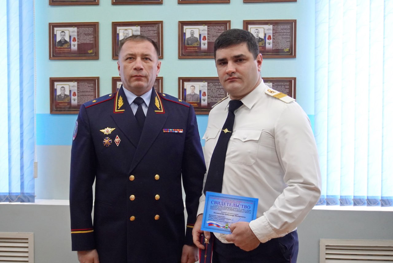 В памятную дату амурским полицейским вручили офицерские погоны В памятную дату амурским полицейским вручили офицерские погоны