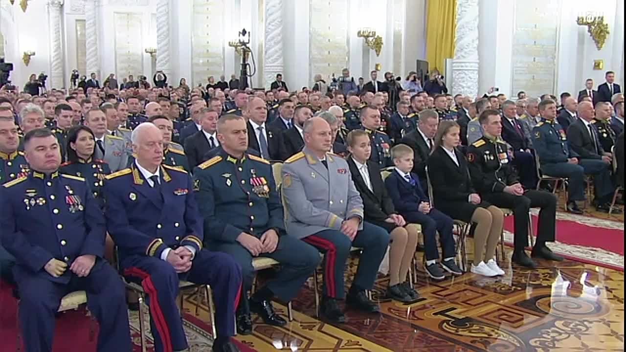 Государственную награду «Золотая звезда» из рук Президента Владимира Путина получил амурчанин Денис Бухановский