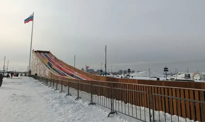 Хватит на сезон: мэрия Благовещенска закупила силикон, чтобы сделать тюбинговую горку более скользкой