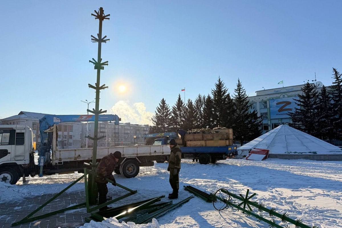 В Белогорске возводят волшебный ледовый городок на площади 30-летия Победы