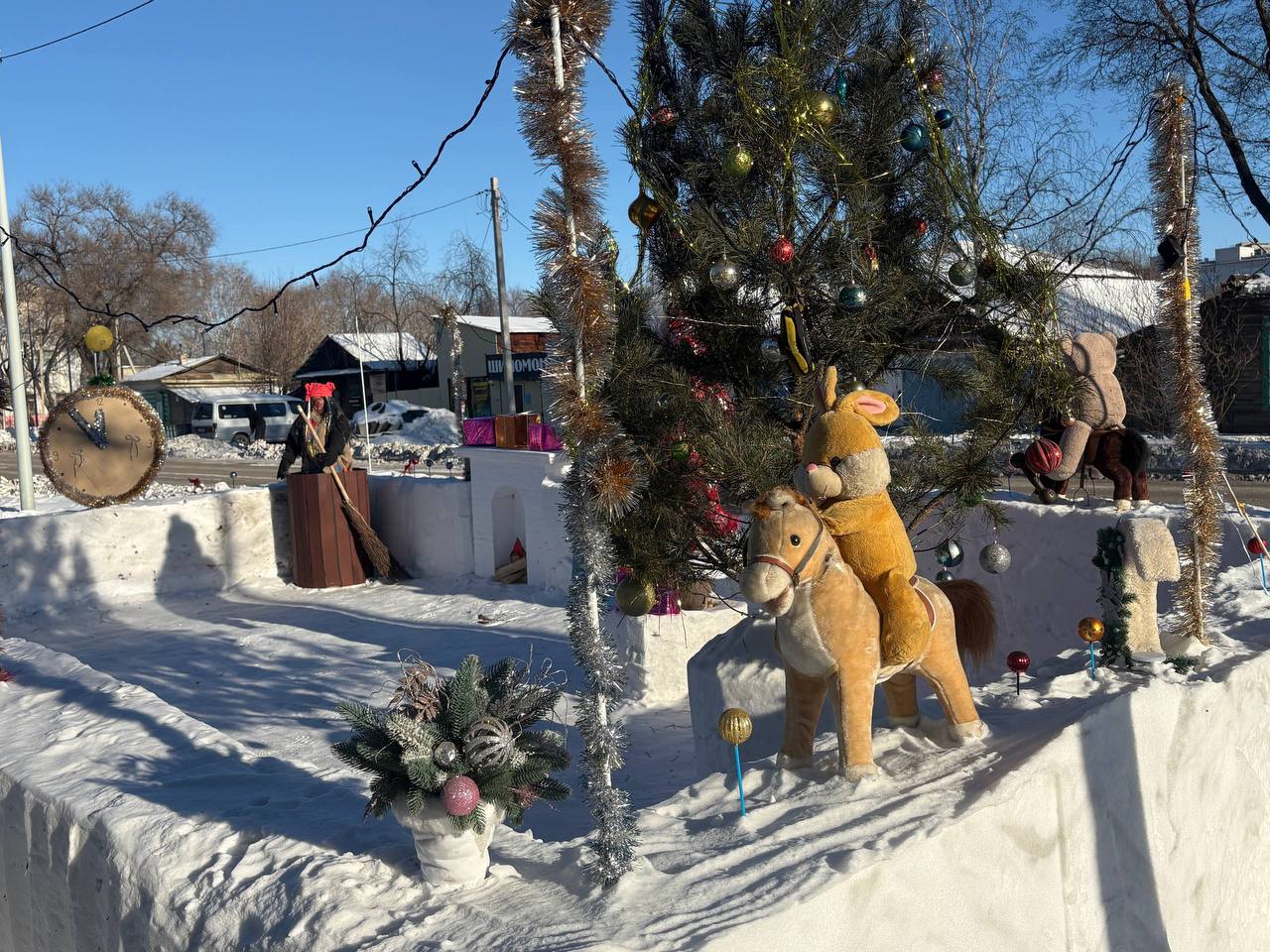 Праздничек устроили жители одного из частных домов в Благовещенске на улице Новой Праздничек устроили жители одного из частных домов в Благовещенске на улице Новой