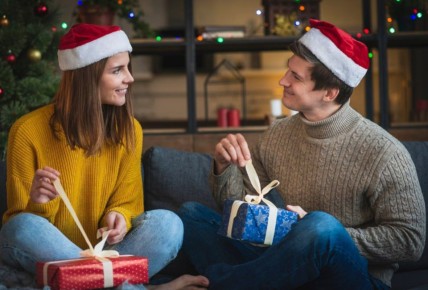 ИЩЕМ ГЕРОЯ!. Друзья, вы родились 31 декабря или 1 января? Тогда вы - наш герой! Амурское областное телевидение для съемки предновогоднего телесюжета разыскивает именно таких счастливчиков