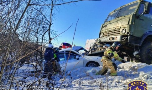 Обоих госпитализировали: в Свободненском районе КамАЗ столкнулся с легковушкой