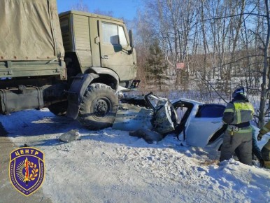 Иномарку «размотало» при столкновении с КАМАЗом