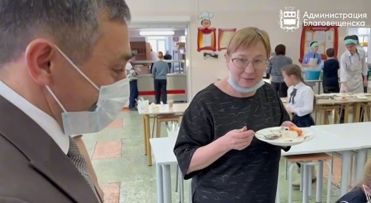 Мэр Благовещенска проверил школьное питание в 11 лицее